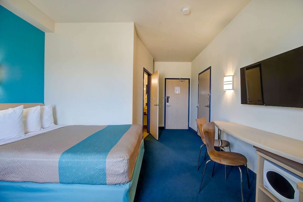 Motel 6 Grande Prairie, AB Standard Room, 1 Queen Bed, Non Smoking, Refrigerator & Microwave 3