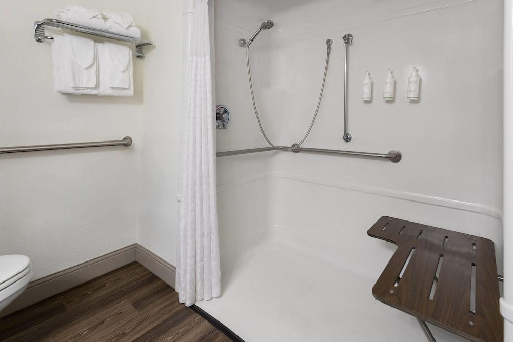 Days Inn by Wyndham Penn State Room, 2 Double Beds, Accessible, Non Smoking 6