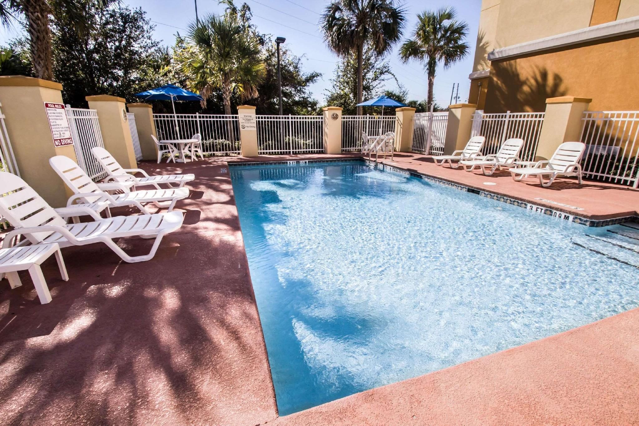 swimming pool [outdoor]