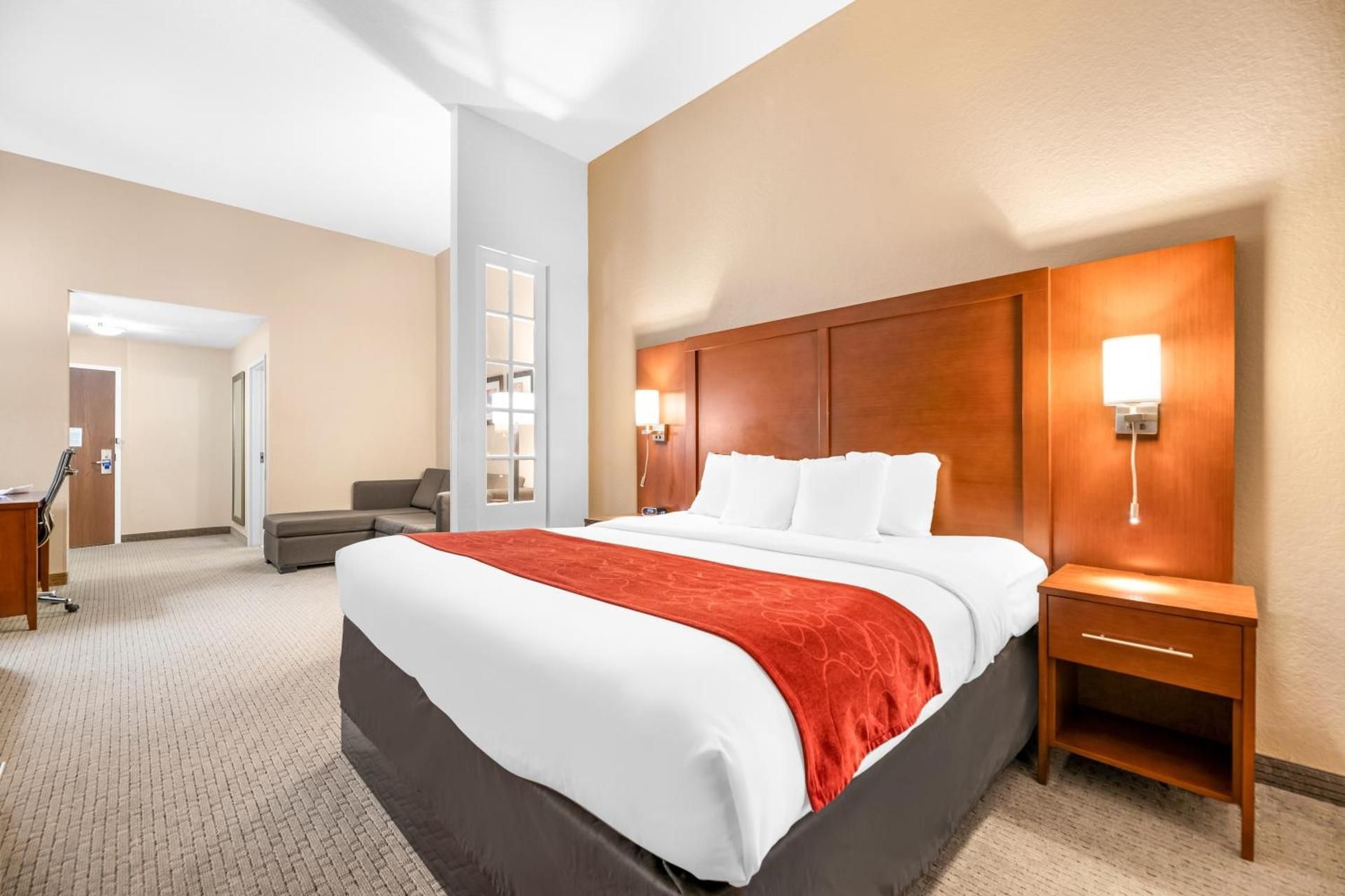 1 King Bed, Suite, Nonsmoking, Accessible