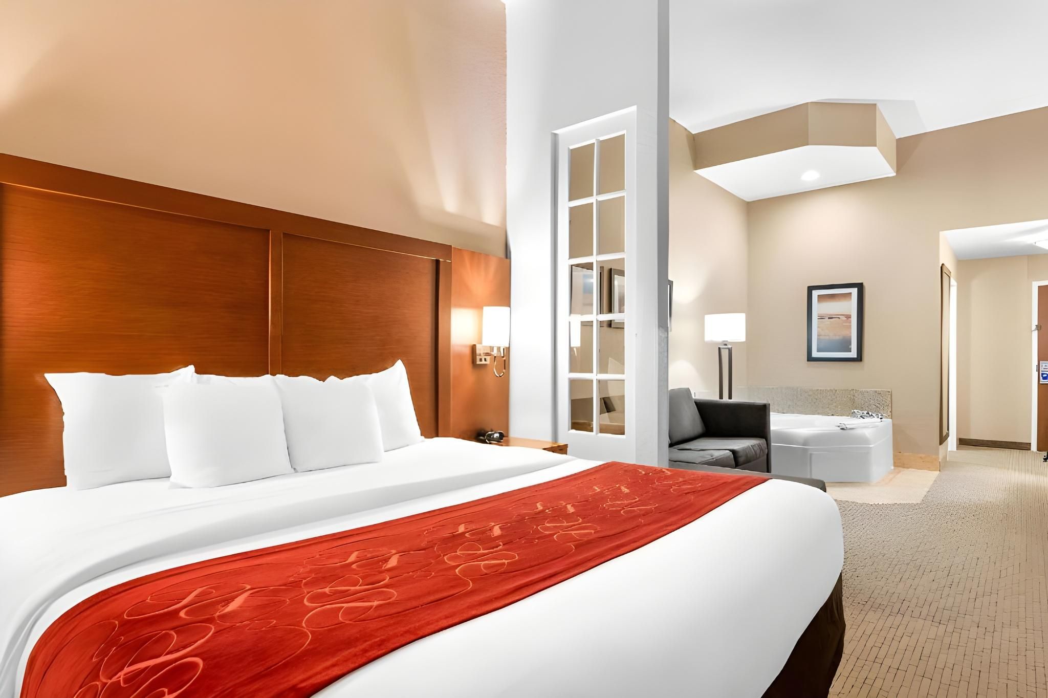 1 King Bed, Suite, Nonsmoking