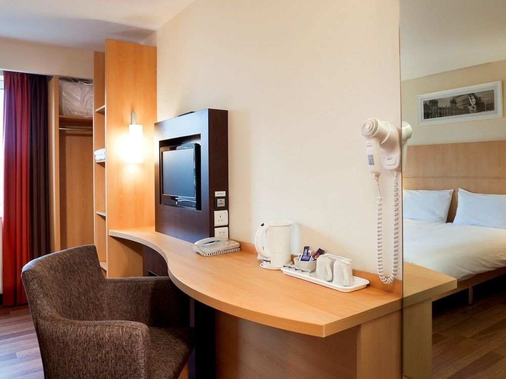 ibis Belfast Queens Quarter Twin Room, 2 Twin Beds 7