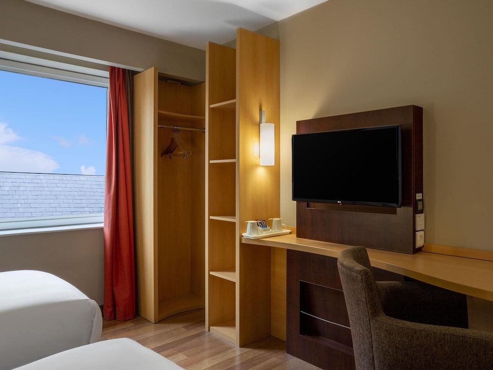 ibis Belfast Queens Quarter Twin Room, 2 Twin Beds 4