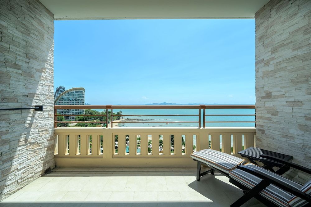 Centara Grand Mirage Beach Resort Pattaya Deluxe Room, 1 King Bed (Explorer) 4