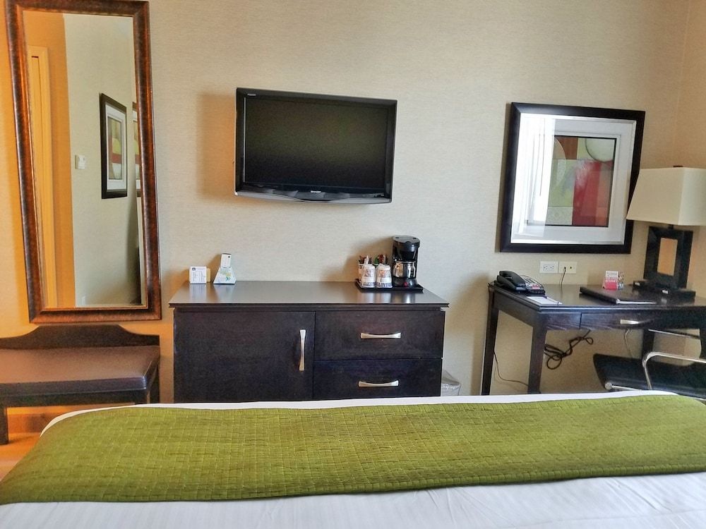 Best Western Plus Plaza Hotel Standard Room, 1 King Bed, Non Smoking, Refrigerator 5