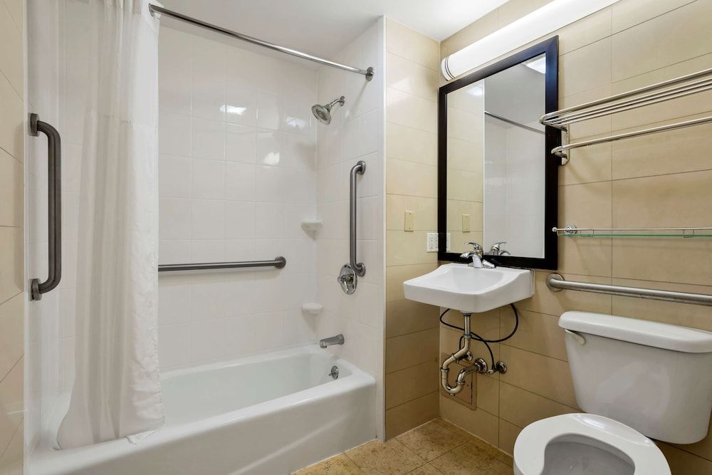 Best Western Plus Plaza Hotel Standard Room, 2 Queen Beds, Accessible, Non Smoking 5