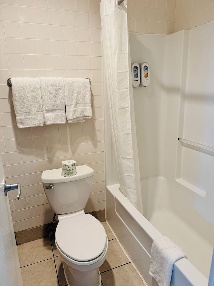 Red Carpet Inn Norwalk Room, 1 King Bed, Smoking 6