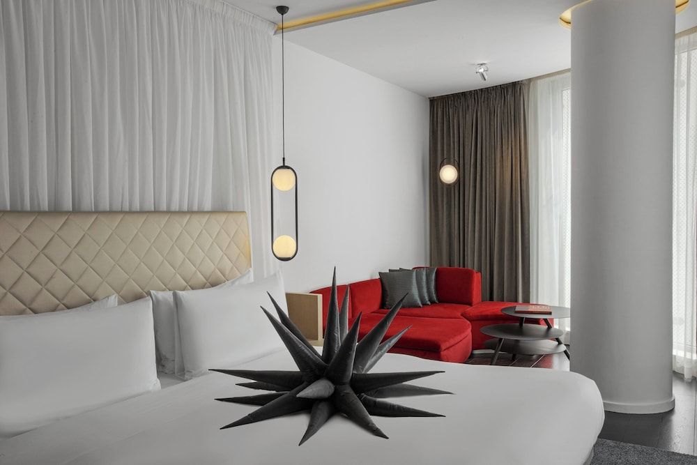 undefined W London 5