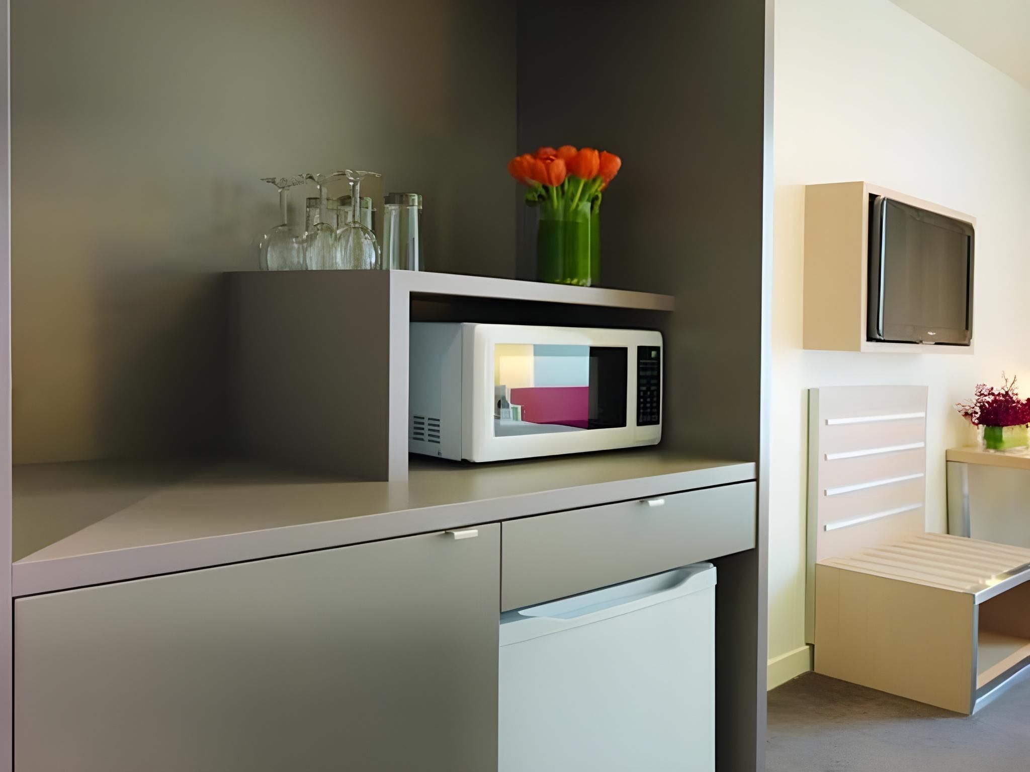 Travelodge Hotel Melbourne Docklands Standard King Room 3