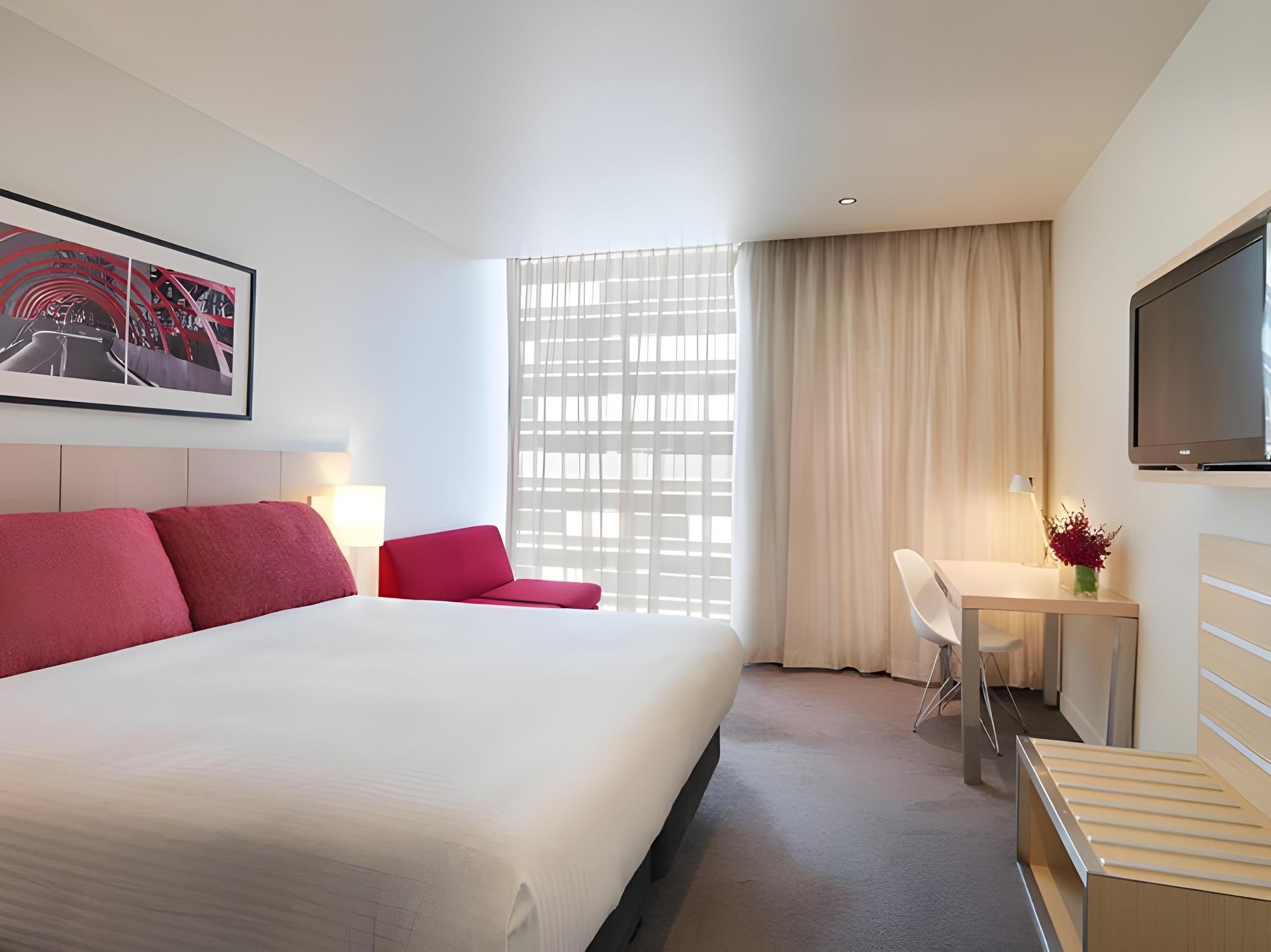 Travelodge Hotel Melbourne Docklands Standard King Room