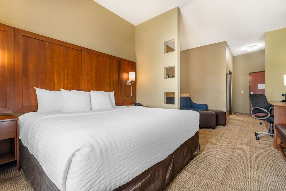 Suite, 1 Queen Bed with Sofa bed, Non Smoking
