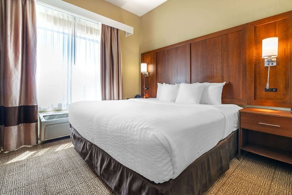 Suite, 1 Queen Bed with Sofa bed, Non Smoking
