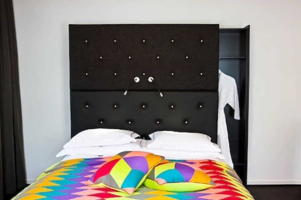 XL - One room suite (king size bed of 180 cm)