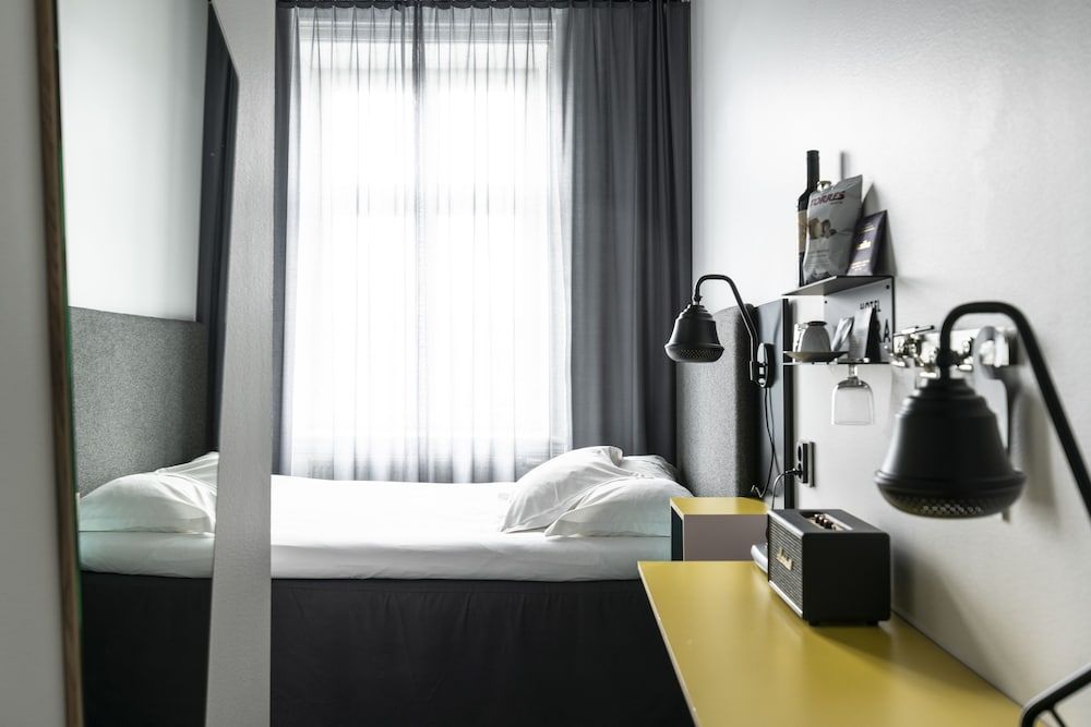 Hotel Flora XS - When you are travelling light, alone or as a couple (Bed 140 cm)