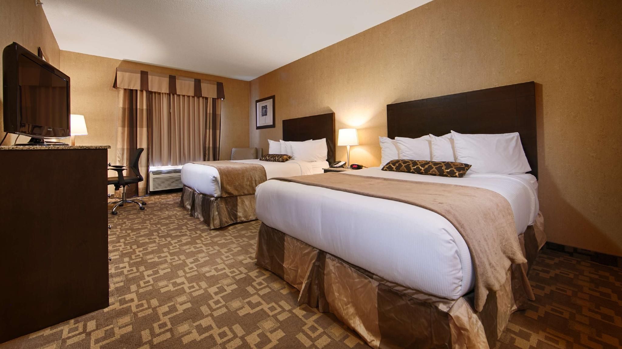 Suite - 2 Queen Beds, Nonsmoking, Family Room, Sofabed