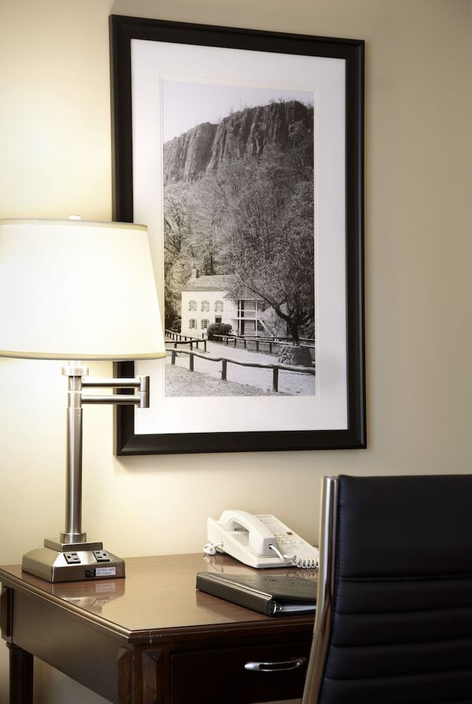 Clinton Inn Hotel & Event Center Deluxe Room, 1 King Bed, Accessible 3