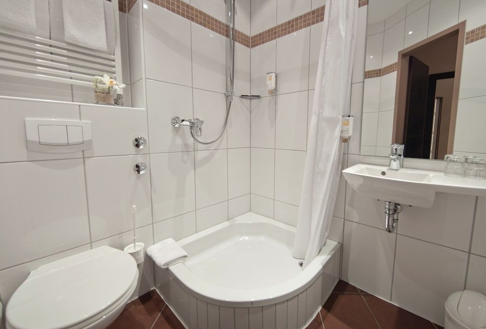 Hotel Savoy Comfort Double Room, Courtyard View 11