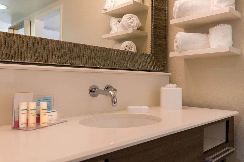 Hampton Inn & Suites Orlando/East UCF Area Room, 2 Queen Beds, Non Smoking 3