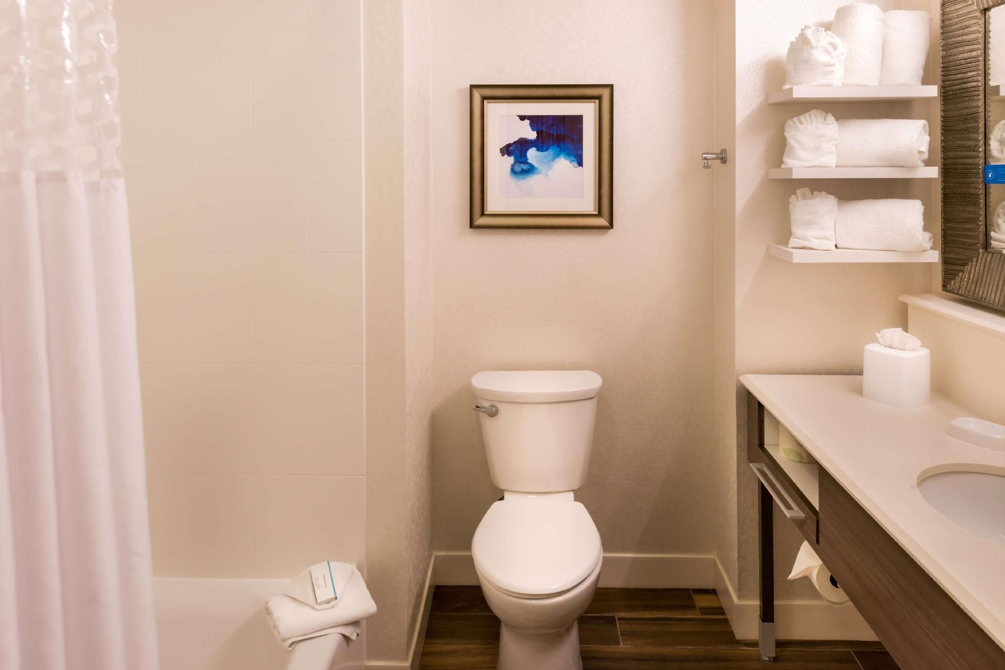 2 Queens Mobility Access W/tub Nonsmoking