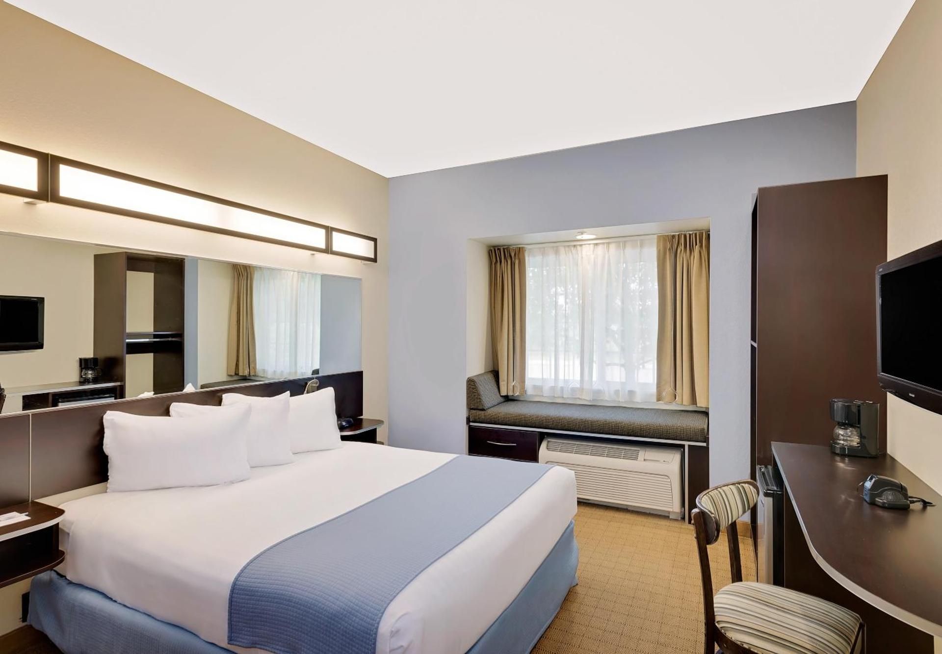 Microtel Inn & Suites by Wyndham Geneva 1 Queen Bed Non-Smoking