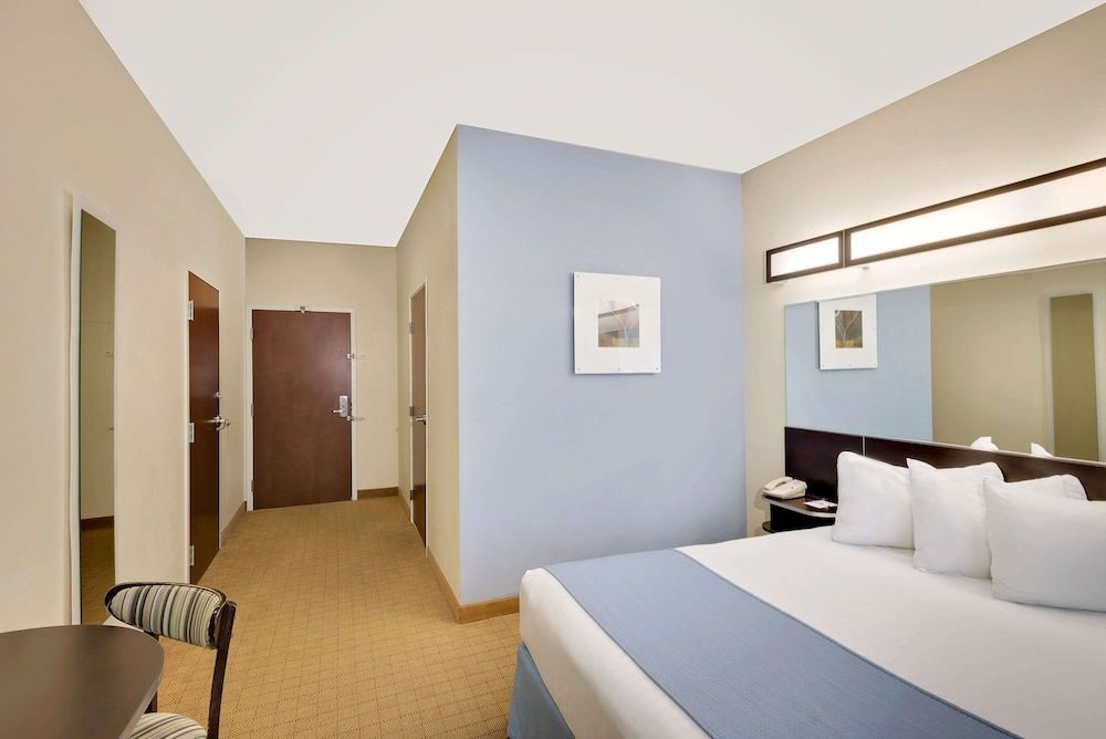 Room, 1 Queen Bed, Accessible, Non Smoking (Mobility/Hearing, Tub w/ Grab Bars)