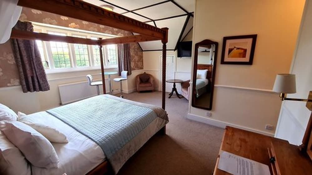 Farnham House Hotel Four poster room