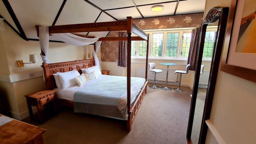 Farnham House Hotel Four poster room 2