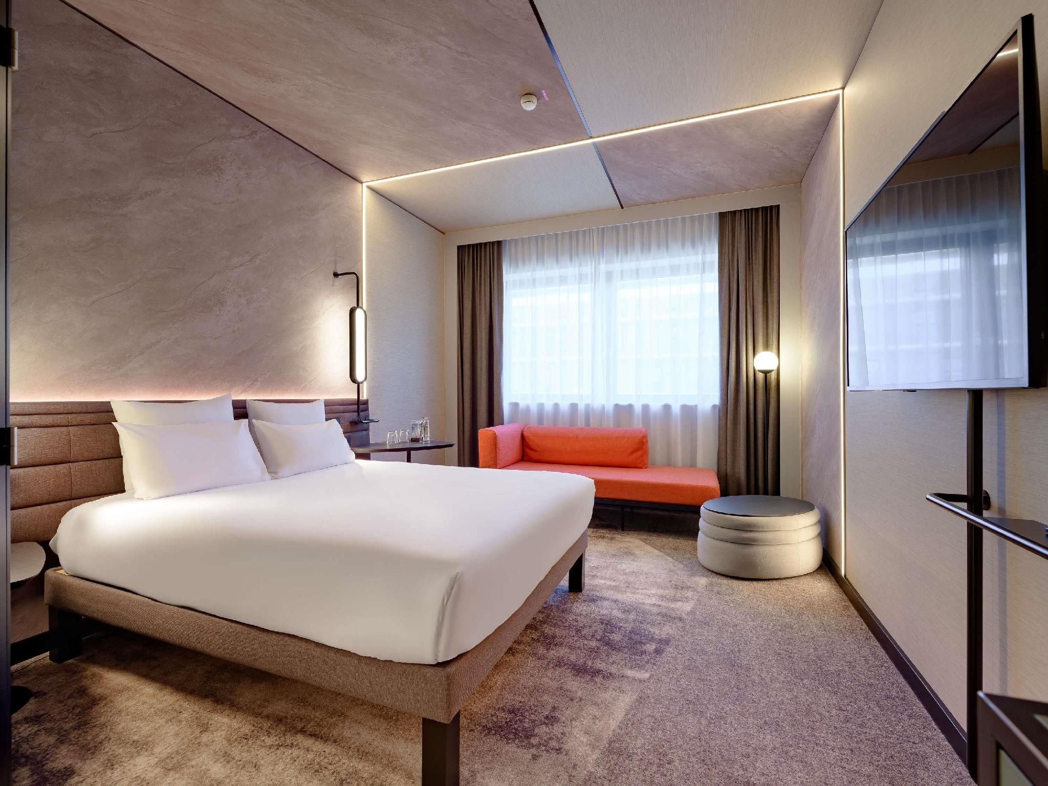 Standard room with double bed and daybed