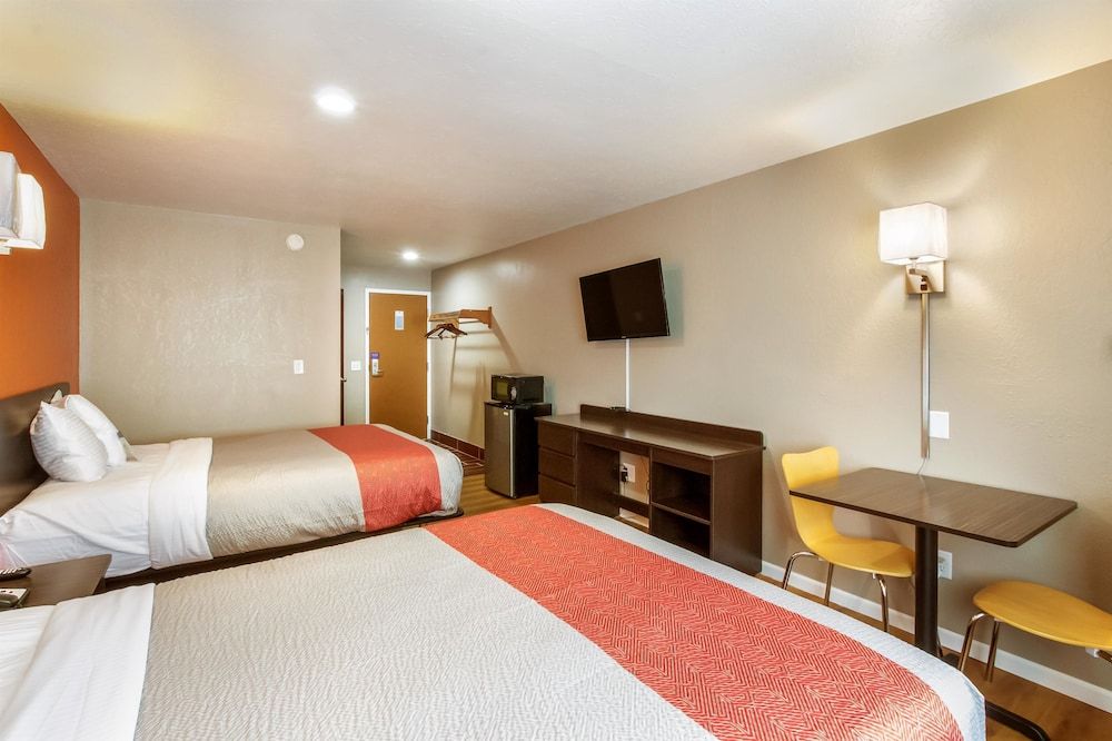 Motel 6 Rossford, OH Deluxe Room, 2 Queen Beds, Non Smoking, Refrigerator & Microwave 9