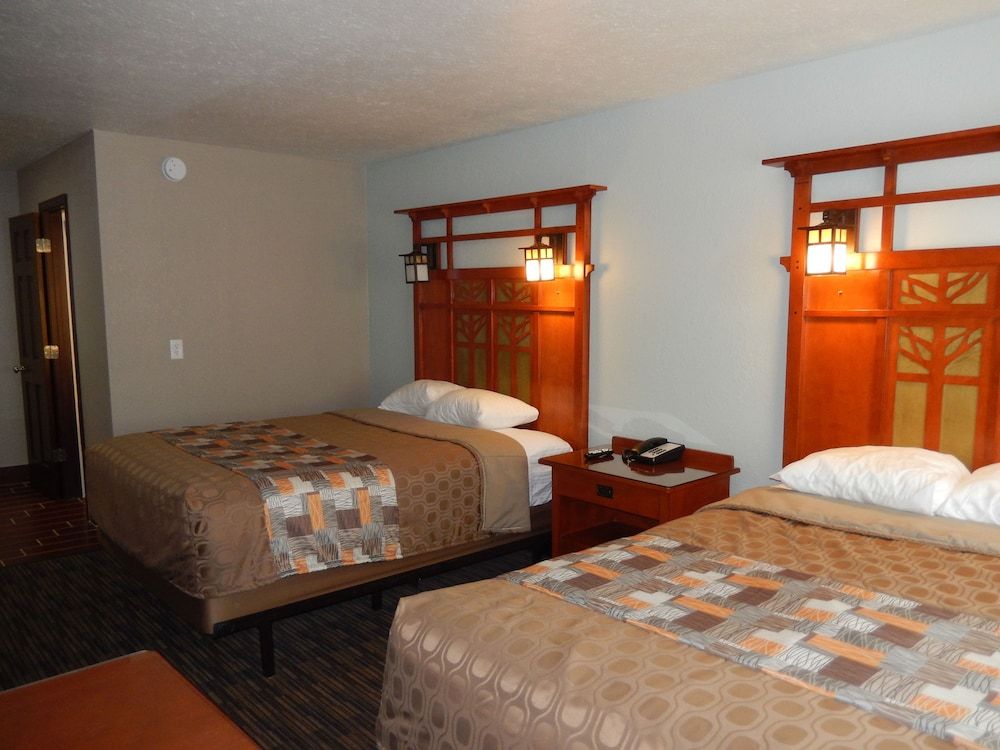 Motel 6 Rossford, OH Deluxe Room, 2 Queen Beds, Non Smoking, Refrigerator & Microwave 5