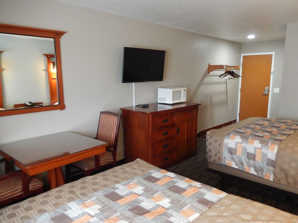 Motel 6 Rossford, OH Deluxe Room, 2 Queen Beds, Non Smoking, Refrigerator & Microwave 3