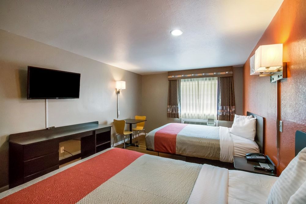Motel 6 Rossford, OH Deluxe Room, 2 Queen Beds, Non Smoking, Refrigerator & Microwave 7