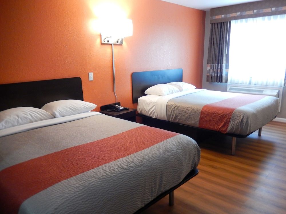 Motel 6 Rossford, OH Deluxe Room, 2 Queen Beds, Non Smoking, Refrigerator & Microwave 4