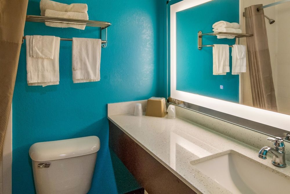 Motel 6 Rossford, OH Deluxe Room, 1 King Bed, Non Smoking, Refrigerator & Microwave 9