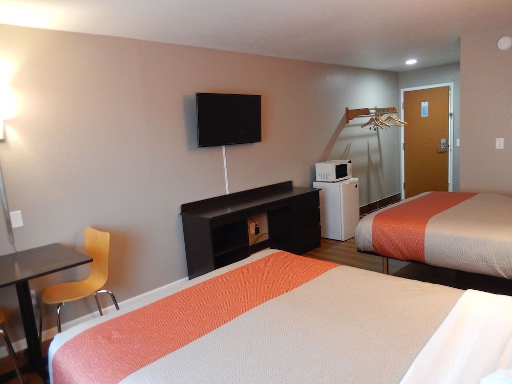 Motel 6 Rossford, OH Deluxe Room, 2 Queen Beds, Non Smoking, Refrigerator & Microwave 2