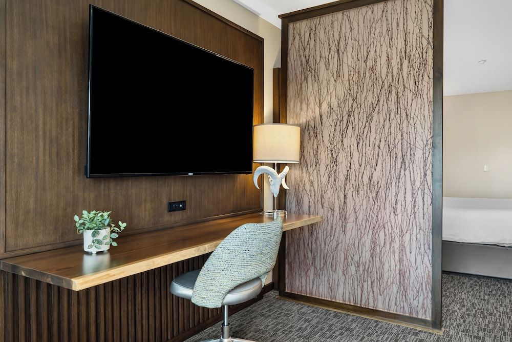 The Oxford Hotel Bend Deluxe King 7