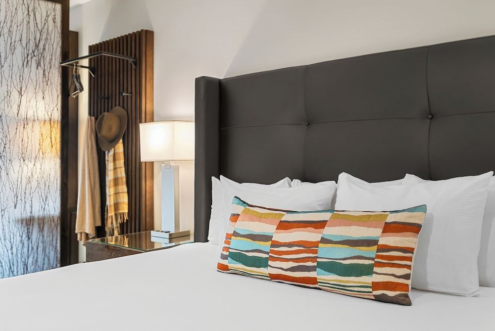 The Oxford Hotel Bend Deluxe King 2