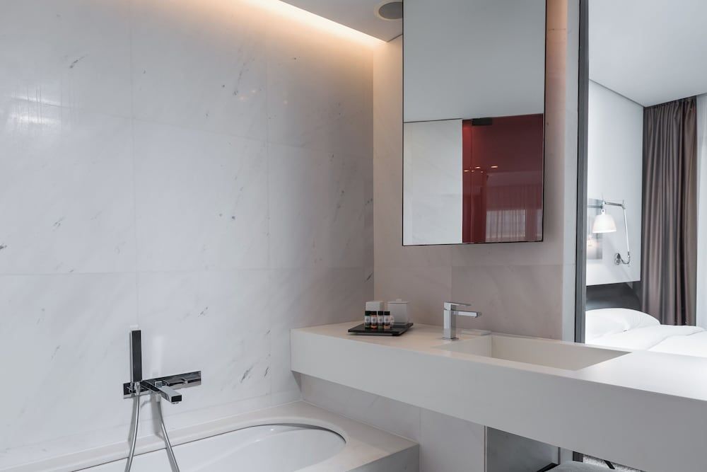 The Met Hotel, a member of Design Hotels Superior Room 3