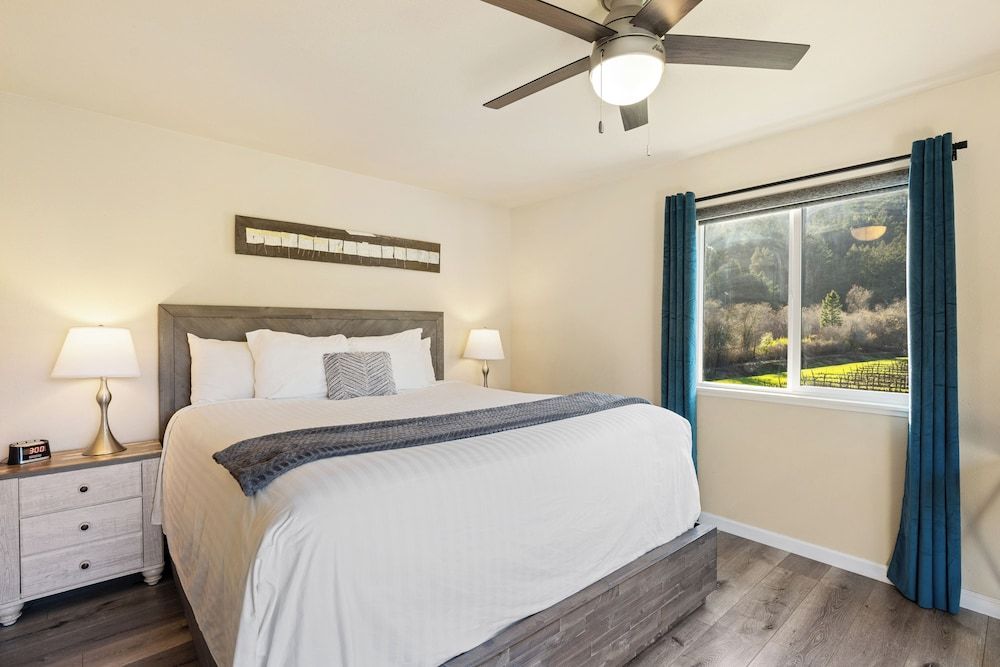 Superior Suite, 1 King Bed, Hot Tub (Creekside)