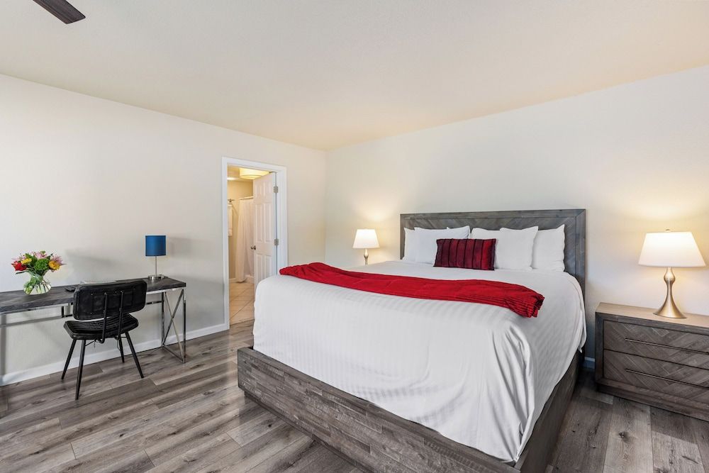 Standard Room, 1 King Bed