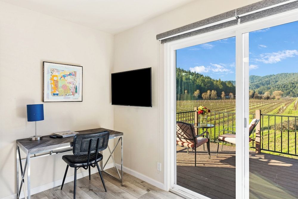 Superior Suite, 1 King Bed, Hot Tub (Creekside)