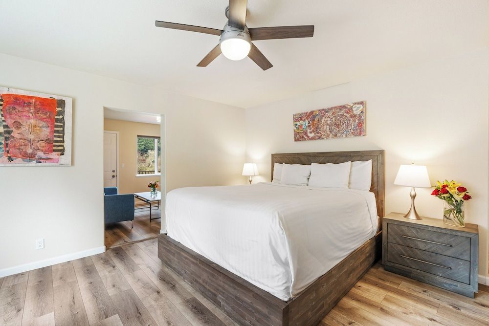 Deluxe Suite, 1 King Bed, Kitchenette, Valley View