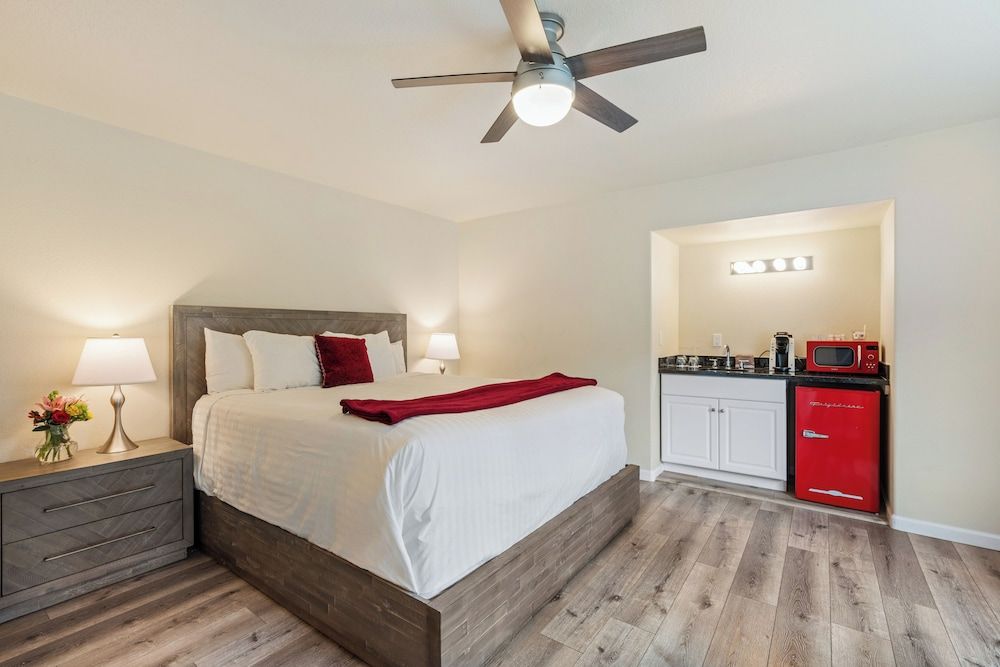 Standard Room, 1 King Bed