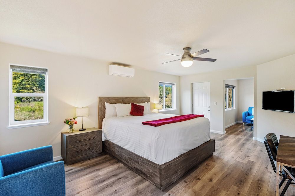 Deluxe Suite, 1 King Bed, Kitchenette, Valley View