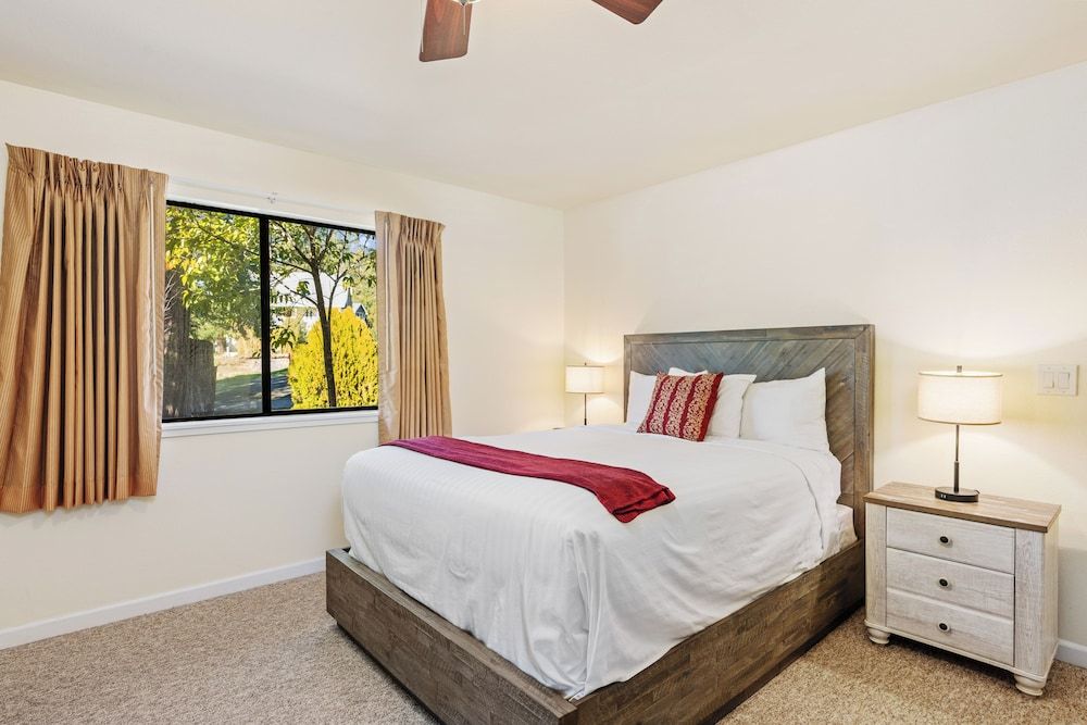 Superior Suite, 1 Queen Bed, Hot Tub (Vineyard Cottage Spa)