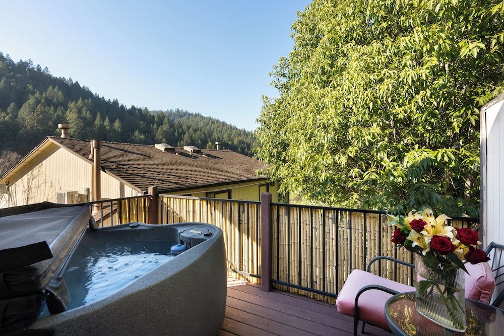 Superior Suite, 1 Queen Bed, Hot Tub (Vineyard Cottage Spa)