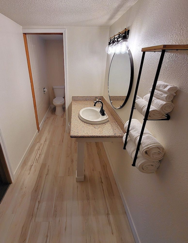 Shelton Inn Classic Room, 2 Queen Beds 4