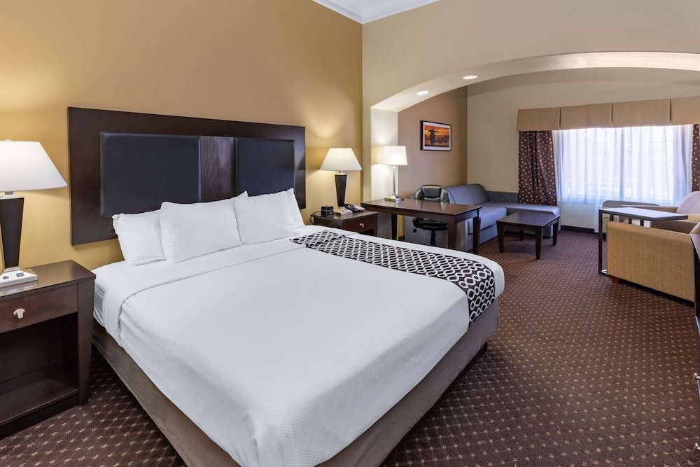 Suite, 1 King Bed, Accessible, Non Smoking (Mobility/hearing Tub W/grab Bars)