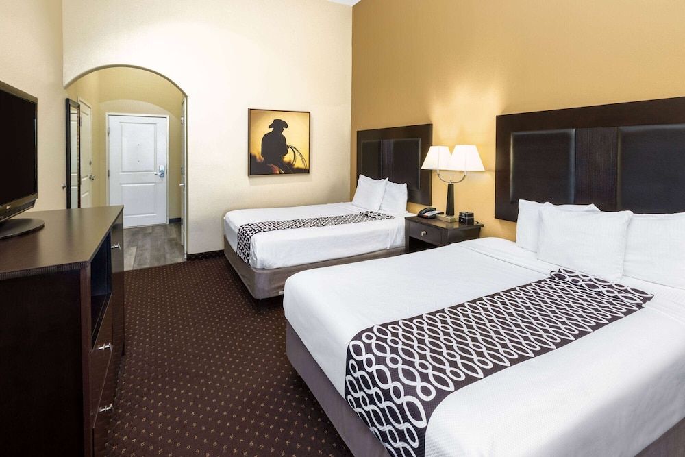 Room, 2 Queen Beds, Non Smoking, Pool View