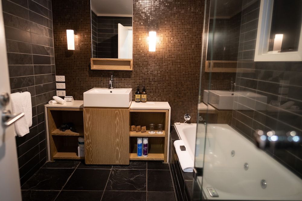 Peppers Cradle Mountain Lodge Suite, 1 King Bed with Sofa bed 3